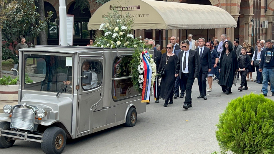 KRENULA POVORKA KA GROBNOM MESTU Ćerka jedva stoji na nogama, slomljena ispraća majku na večni počinak