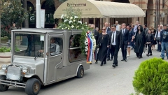 KRENULA POVORKA KA GROBNOM MESTU Ćerka jedva stoji na nogama, slomljena ispraća majku na večni počinak