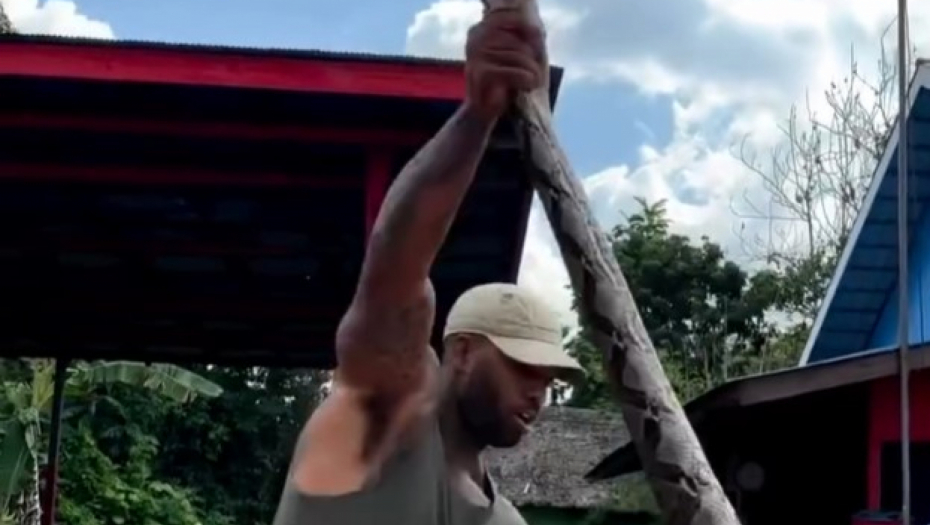 HRABROST ILI LUDOST? ''Tarzan'' hvata ogromne reptile golim rukama, postao prava internet senzacija! (VIDEO)
