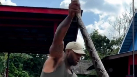 HRABROST ILI LUDOST? ''Tarzan'' hvata ogromne reptile golim rukama, postao prava internet senzacija! (VIDEO)