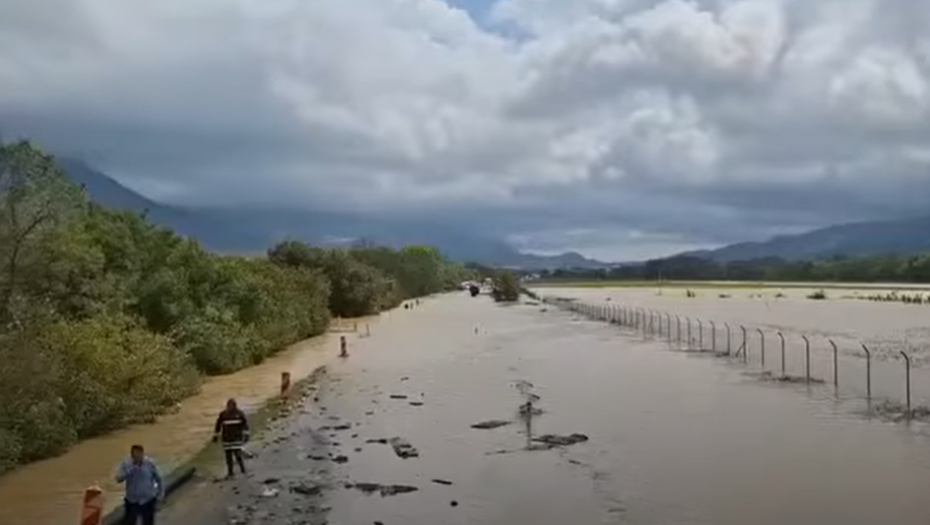 KATASTROFA U TIVTU: Jadranska magistrala zatvorena, a poplave prete da odnesu grad! (VIDEO)