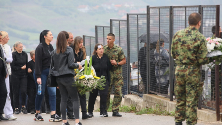 "LEKARI SVE VREME DIZALI LJUDE IZ NESVESTI" Najtužnija sahrana u Srbiji, doktori sa VMA pomagali rođacima poginule dece