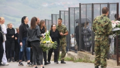 "LEKARI SVE VREME DIZALI LJUDE IZ NESVESTI" Najtužnija sahrana u Srbiji, doktori sa VMA pomagali rođacima poginule dece