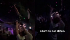 PEVAČ SE SRUŠIO NA BINI Pao na glavu, ljudi u šoku, vrište na sav glas!