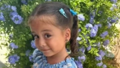 OVA DEVOJČICA JE UMRLA U KOLIMA DOK JE MAJKA PIJANA SPAVALA PORED NJE Sandra je bila onesvešćena sa ćerkicom u zaključanim kolima! (FOTO)