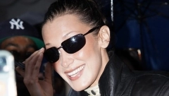 ŽENA NE ZNA DA LI JE LETO ILI ZIMA Autfit Bele Hadid je da se prekrstis, obukla 2 jakne, a ispod njih skoro ništa!