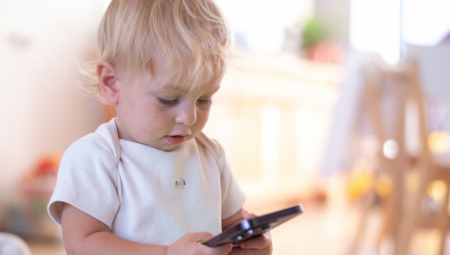 ZLO MODERNOG DOBA Evo šta se dešava kada telefonom smirujete dete, eksperti upozoravaju na katastrofalne posledice