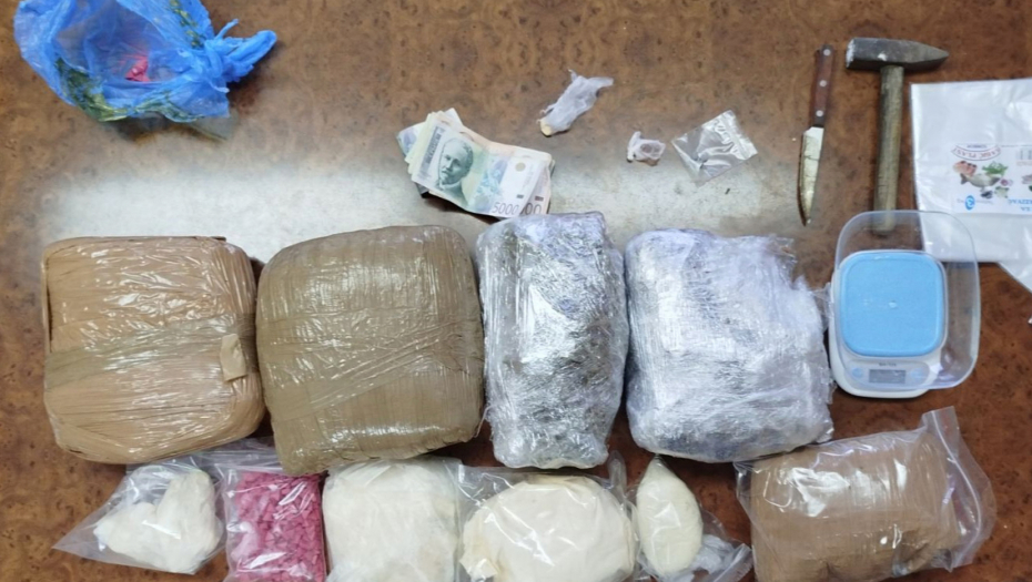 U POLICIJSKOJ AKCIJI HAPŠENJE I ZAPLENA  Pronađeno oko 6,5 kilograma  raznih narkotika