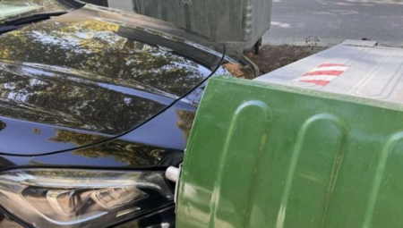 HAOS U KRAGUJEVCU Metalni kontejner pao na besan automobil, vlasnik preti tužbom komunalnom preduzeću (FOTO)