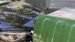 HAOS U KRAGUJEVCU Metalni kontejner pao na besan automobil, vlasnik preti tužbom komunalnom preduzeću (FOTO)