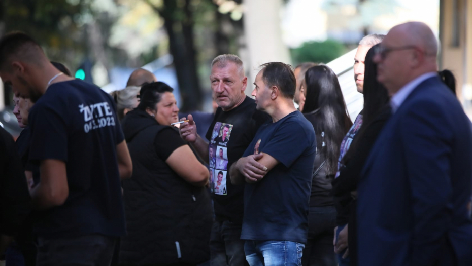 RODITELJI UBIJENE DECE U MLADENOVCU STIGLI U SUD Počinje suđenje Urošu Blažiću (VIDEO)