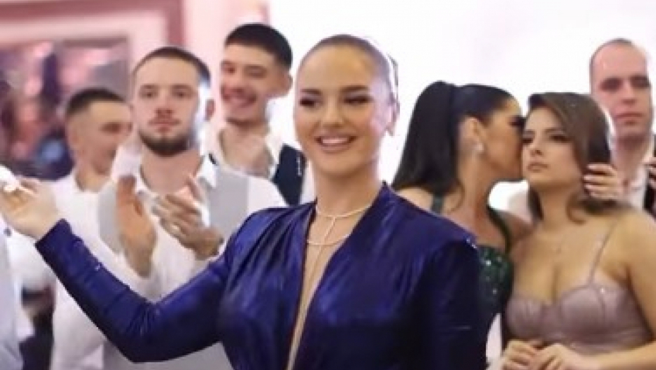 OVA ALBANKA JE NEŠTO NAJLEPŠE ŠTO ĆETE VIDETI DANAS Muškarcima od njenog plesa i elegancije popadale vilice! (VIDEO)