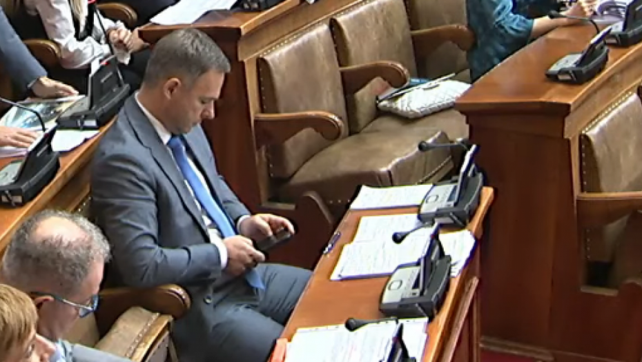 ALEKSIĆU, ŠTA IMA NA TELEFONU? Miki bleji dok njegov kolega govori, ne mari za raspravu u Skupštini! (FOTO)