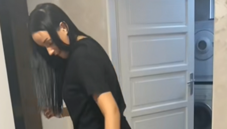 NEVENA SNIMILA DRUGARICU KAKO ČISTI PODOVE I TO BEZ DŽOGERA Sad smo svi u fazonu "kako se ovoga ranije nismo setili"