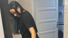 NEVENA SNIMILA DRUGARICU KAKO ČISTI PODOVE I TO BEZ DŽOGERA Sad smo svi u fazonu "kako se ovoga ranije nismo setili"