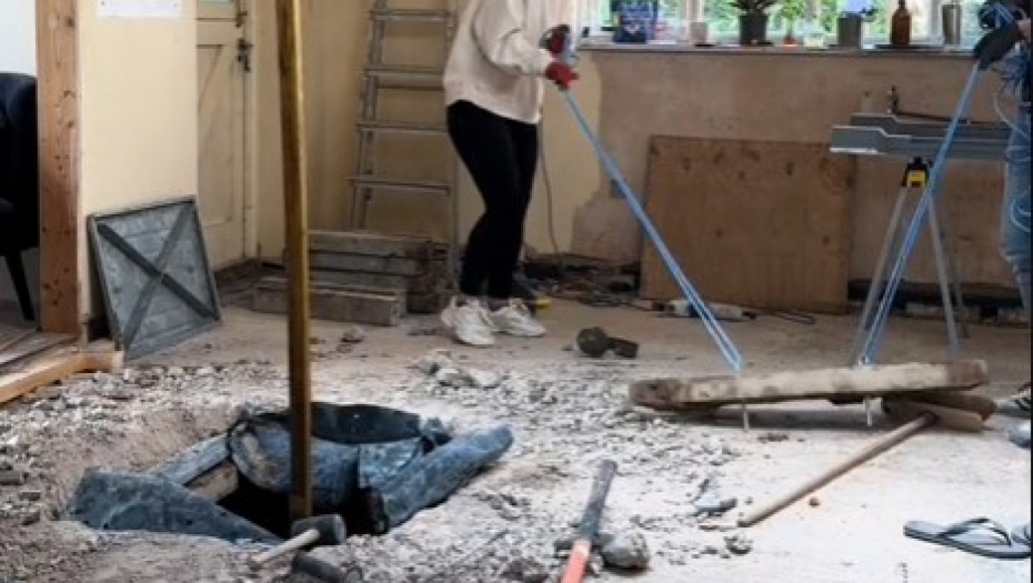 KUPILI KUĆU STARU 150 GODINA, PA SE ODMAH BACILI NA RENOVIRANJE Ono što su pronašli ispod kuhinjskog stola ledi krv u žilama! (VIDEO)