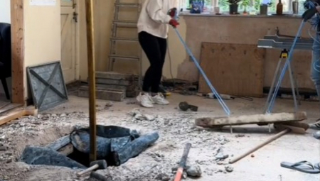 KUPILI KUĆU STARU 150 GODINA, PA SE ODMAH BACILI NA RENOVIRANJE Ono što su pronašli ispod kuhinjskog stola ledi krv u žilama! (VIDEO)