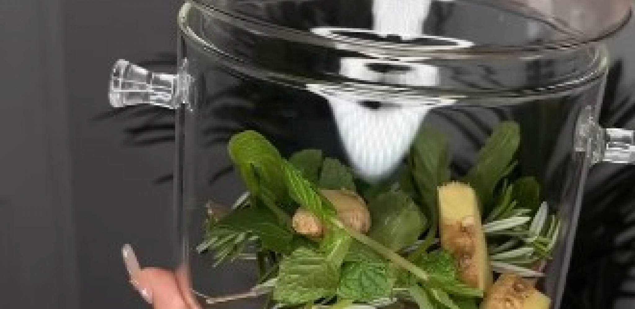 ZA BRŽI RAST I PROTIV OPADANJA KOSE Domaći recept zbog kog kosa raste kao luda, a potrebni su vam samo voda i ovaj sastojak