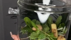 ZA BRŽI RAST I PROTIV OPADANJA KOSE Domaći recept zbog kog kosa raste kao luda, a potrebni su vam samo voda i ovaj sastojak