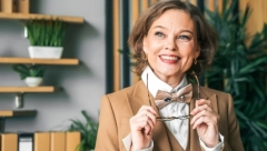 BLISTAĆETE KAO DA VAM JE 20 Modne kombinacije za žene 50+ brišu godine i naglašavaju lepotu