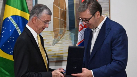 ORDEN SRPSKE ZASTAVE ZA HRABROG BRAZILSKOG DIPLOMATU! Aleksandar Vučić uručui odlikovanje Seržiju Fransau Danezeu (FOTO)