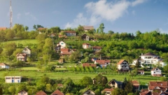 DAJE CELU KUĆU U ZAMENU ZA AUTO ILI KOMBI! Hitno je, blizu je Čačka, uz nju ide i malinjak