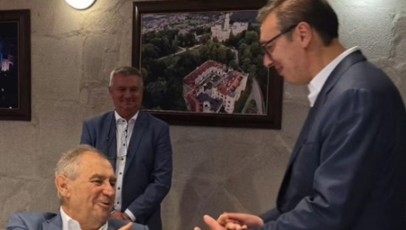 VUČIĆ DOBIO POSEBAN POKLON OD ZEMANA Bivši predsednik Češke mu napisao ovu posvetu (FOTO)