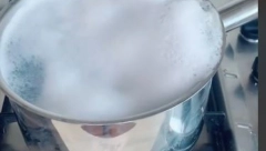 SIPAJTE OMEKŠIVAČ U KLJUČALU VODU, ZA PAR MINUTA DESIĆE SE MAGIJA Trik će vas oduševiti, a i uštedećete dosta novca