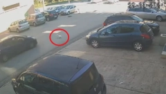 (UZNEMIRUJUĆI SNIMAK) PREGAZIO PSA NA ALTINI PUNOM BRZINOM Građani besni, ali krive i VLASNICU (VIDEO)