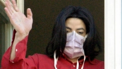 TERAO IH JE DA NOSE MASKE PREKO LICA, NJIMA NIŠTA NIJE BILO JASNO Sin Majkla Džeksona otkro zašto je pokojni pevač ovo zahtevao od svoje dece