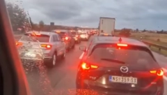 DIVLJAO 200 NA SAT PA SE ZAKUCAO U AUTO Crni dim kulja kod Dobanovaca, kolone su kilometarske