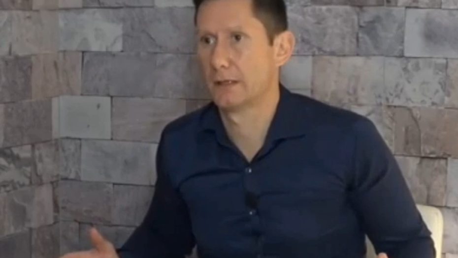 OVAJ ČOVEK BI DA RUŠI VUČIĆA I ORGANIZUJE KRVAVU REVOLUCIJU! Opozicioni novinar Dikić poručio da prezire roditelje ubijene dece! (VIDEO)