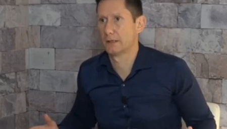 OVAJ ČOVEK BI DA RUŠI VUČIĆA I ORGANIZUJE KRVAVU REVOLUCIJU! Opozicioni novinar Dikić poručio da prezire roditelje ubijene dece! (VIDEO)
