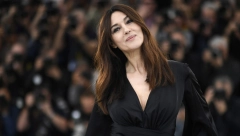 STVORENA JE PO BOŽIJOJ KREACIJI  Monika Beluči hipnotiše i u 61. godini svojim izgledom, ponovo je uspela da "zapali" masu