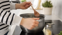 ZGUSNITE JELO BEZ BRAŠNA Evo šta treba da stavite u čorbu ili sos, biće zdraviji i ukusniji