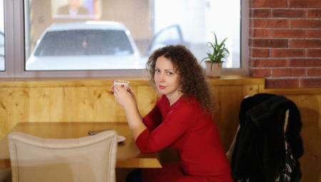 ŽENA POČELA ISPIRATI KOSU ZELENIM ČAJEM Oživela sam dosadne i suve vlasi, i nikad neću prestati