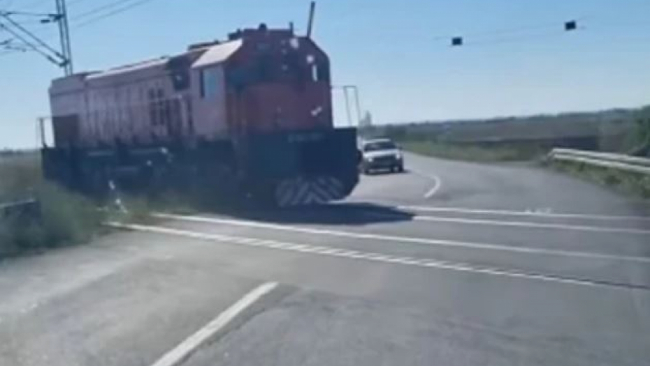 JEZIVA SCENA U KUZMINU! Rampa podignuta, a voz prolazi - a vozač jedva IZBEGAO SMRT!