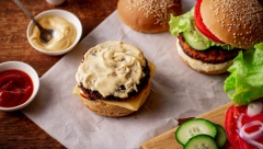 BURGER SOS Džejmi Oliver otkriva kako da bude slasan i sočan, a ukusa koji priča priče