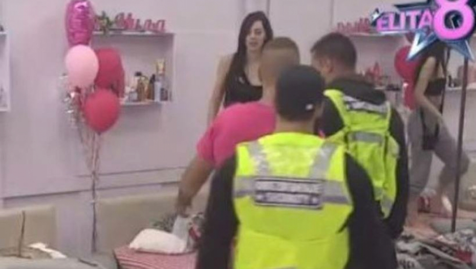 GAĐA GA ŠOLJOM, DIVLJA PO BELOJ KUĆI! Skandal u Eliti, takmičarka van sebe: Budaletino bolesna, polomiću vas!
