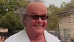 DA LI SE TO DŽEK NIKOLSON POJAVIO U KUĆNOM OGRTAČU NA REVIJI?  Još jednom dobro protrljajte oči i zapanjićete se!