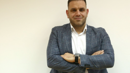 NAJMLAĐI DOBIJAJU NOVA IGRALIŠTA Na Čukarici se radovi odvijaju ekspresno: Naš cilj su kvalitetni i moderni sportski tereni