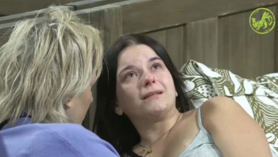 MAJKA JU JE KRVNIČKI TUKLA, ČOVEK IZ SELA JE SILOVAO! Otkriveno ko je pevačica koja je usvojila zlostavljenu učesnicu Farme 8