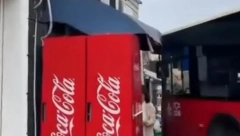 KARAMBOL NA ZELENOM VENCU! Autobus POKIDAO banderu, zamalo u prodavnicu da uleti! (VIDEO)