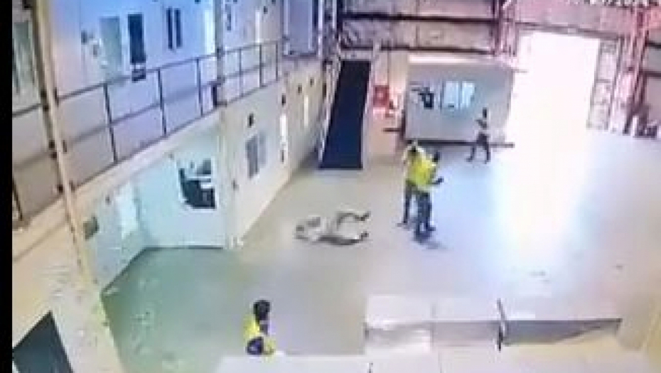 SRBIN RANJEN U JORDANU! Pojavio se i snimak: Maskirani napadač upao u fabriku i KALAŠNJIKOVIM izvršio krvavi pohod! (VIDEO)