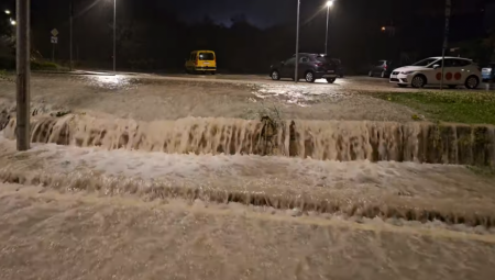 TOTALNI POTOP U KOMŠILUKU, ULICAMA TEKU BUJICE VODE Situacija je alarmantna! Evo šta se očekuje u Srbiji (VIDEO)