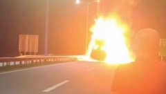 PLAMEN ZAHVATIO TURSKI KAMION Ljude posebno šokirala jedna stvar (VIDEO)