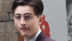 JE L' OVO HARI POTER ILI DEČKO KAJLI DŽENER? Glumac Timoti Šalame u bordo odelu koje se u polovnjaku može naći za 500 dinara