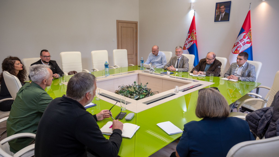 OSNAŽIVANJE SARADNJE MINISTARSTVA SA MEĐUNARODNOM FEDERACIJOM NOVINARA Ministar informisanja i telekomunikacija Dejan Ristić sastao se sa  Džeremijem Dirom i Nisrin Salameh