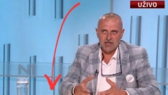 LICEMER: Borac protiv litijuma na sto stavio svoj telefon sa litijumskom baterijom