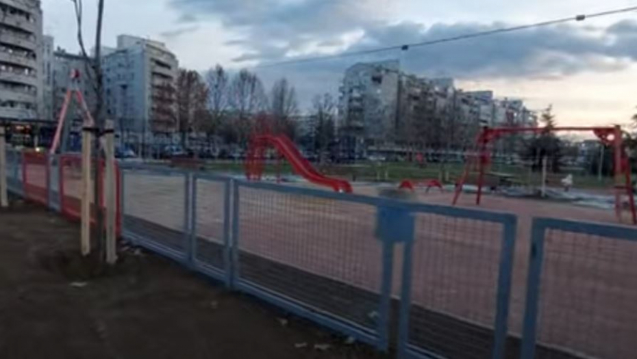 SKANDALOZAN NAPAD NA DETE U PARKU U BEOGRADU:  Starac nasrnuo na dečaka od pet godina u prisustvu majke i vikao da je BOKSER!